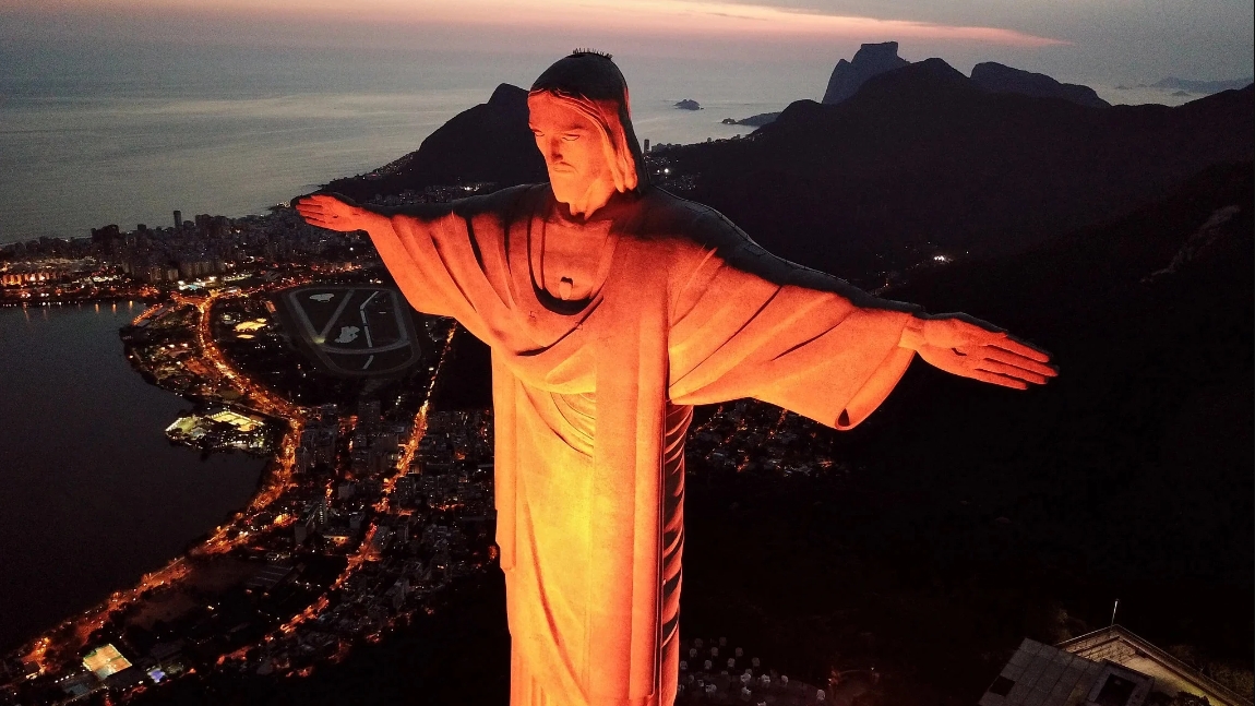 No momento, você está visualizando Cristo Redentor, Padre Cícero e B3 serão iluminados de laranja no Dia de Doar 2025